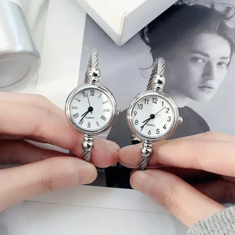 

Часы наручные женские с римским циферблатом, простые элегантные маленькие, в ретро стиле, серебристые модные