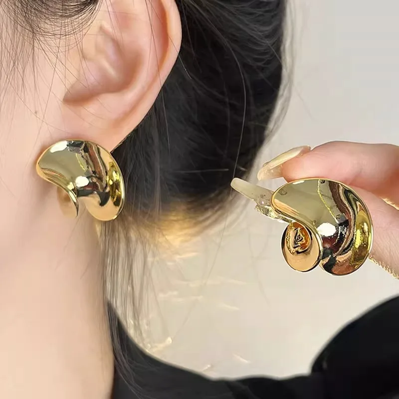 piral Swirl Curved Surface Stud Earrings for Women, Polished Metal Irregular Shape Light Luxury Personality High‑grade Daily Par