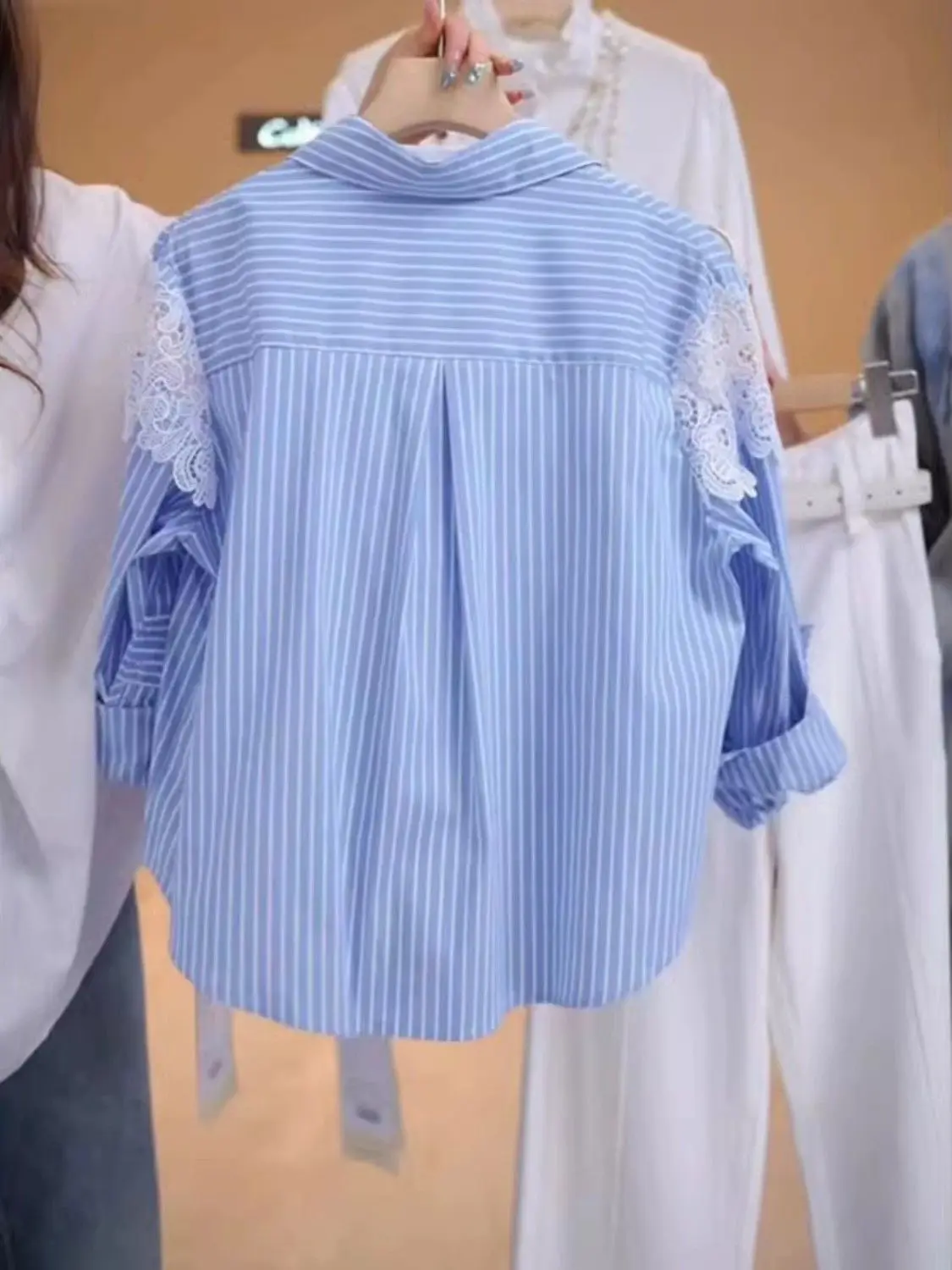 Kemeja Wanita Bergaris Leher Polo Sambungan Kait Renda Atasan Jaket Longgar Baru Musim Semi