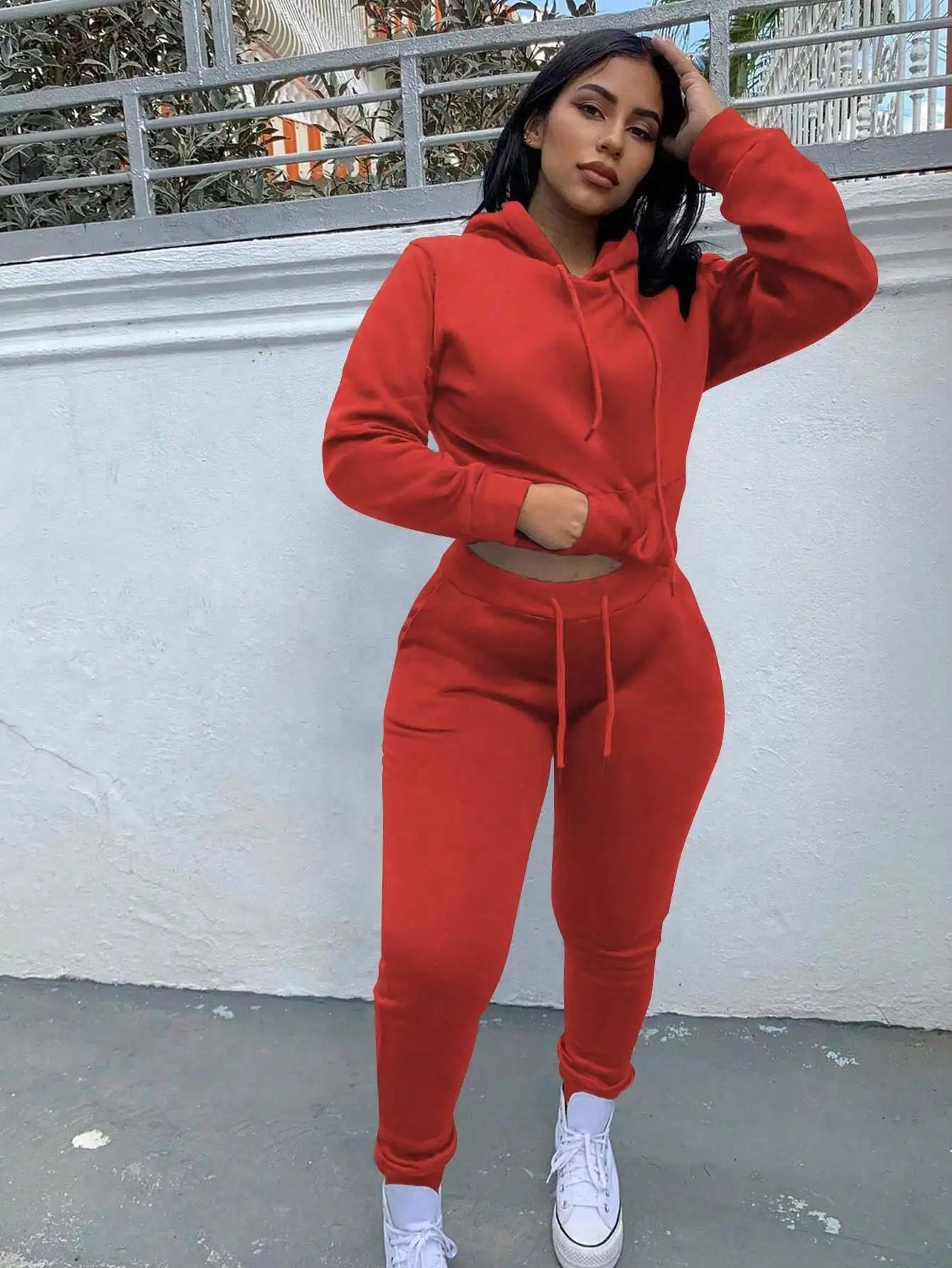 

Женский комплект: красная укороченная толстовка с капюшоном и брюки-джоггеры – повседневная домашняя одежда