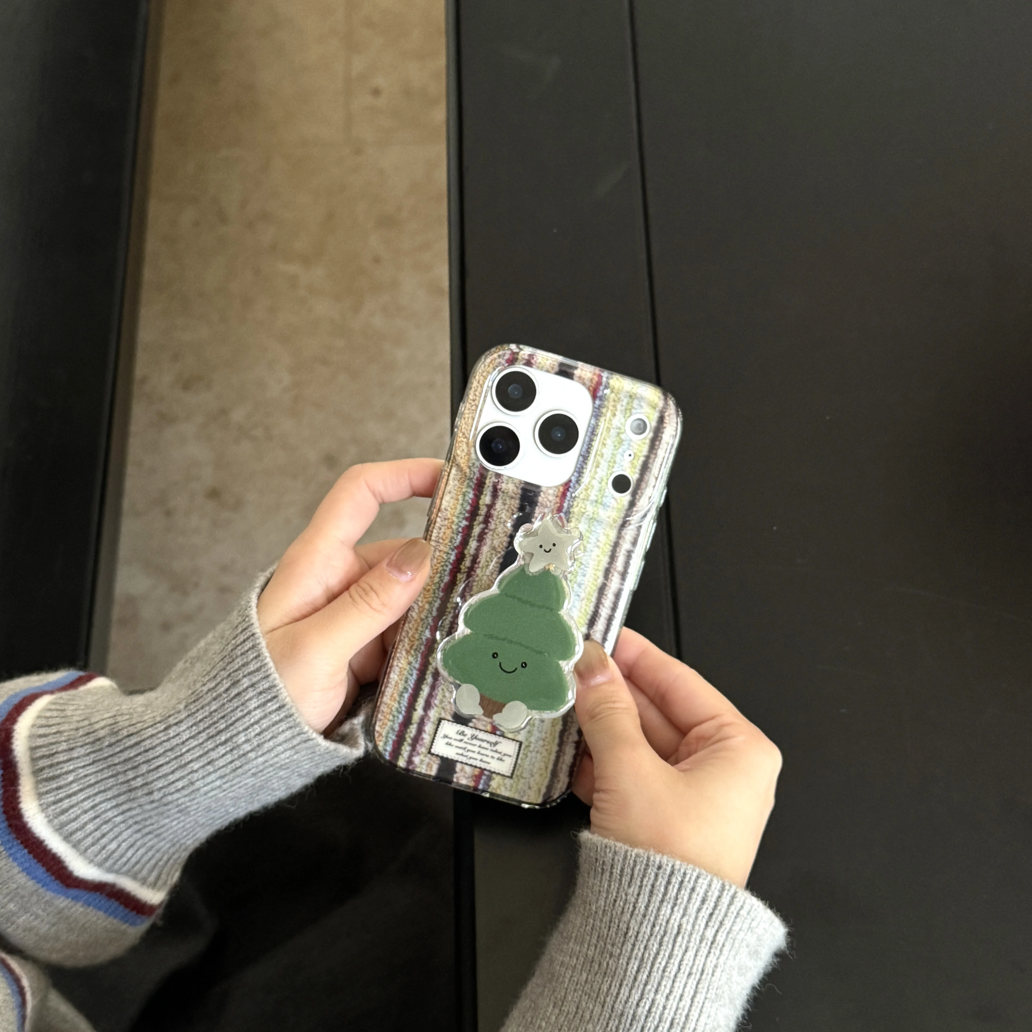 Etui na telefon iPhone 17 Pro Max 16 15 14 13 Pro Max z twardej skorupy w paski, w kształcie choinki świątecznej, z podpórką.