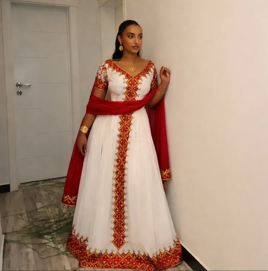 Weiße Bestickte Lange Abendkleider mit Wickel-V-Ausschnitt Traditionelles Habesha Abendkleid für Besondere Anlässe Maßgeschneidert