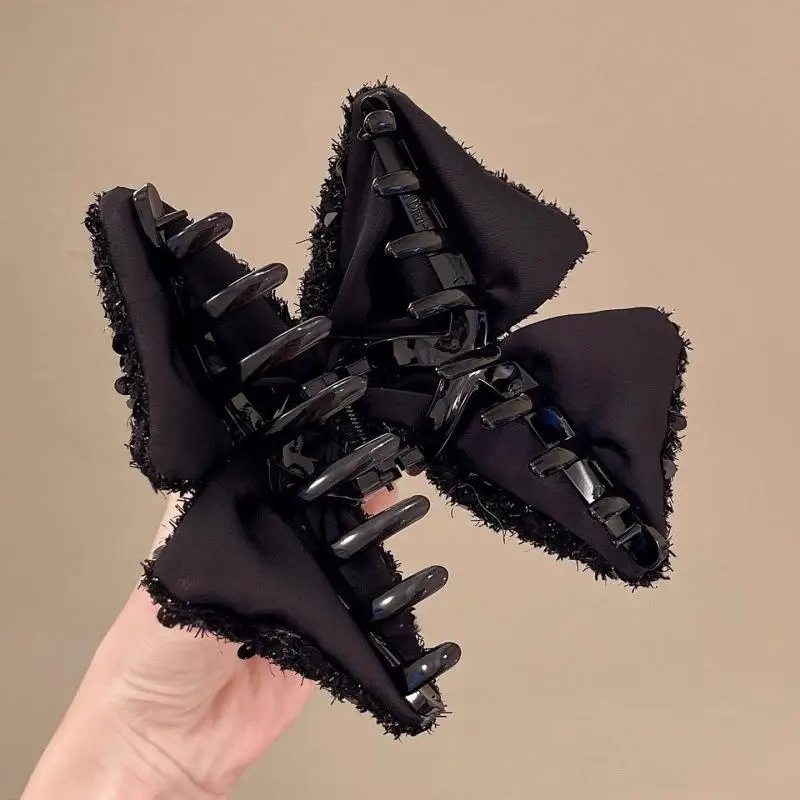 Stilvolle und elegante schwarze Haarspange mit Pailletten in Dreiecksform – perfekt für halb hochgefrischte Duttfrisuren und locker sitzende Pferdeschwänze – Detail 4