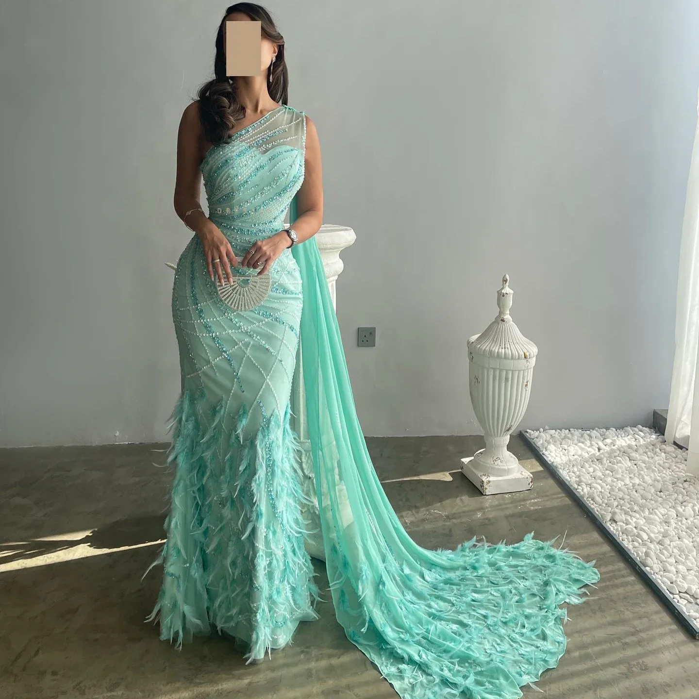 فسات kapaLuxo Pluma Turquesa Aqua Vestido de noche de sirena de un hombro con tren de capa Vestidos largos de fiesta de boda de graduación