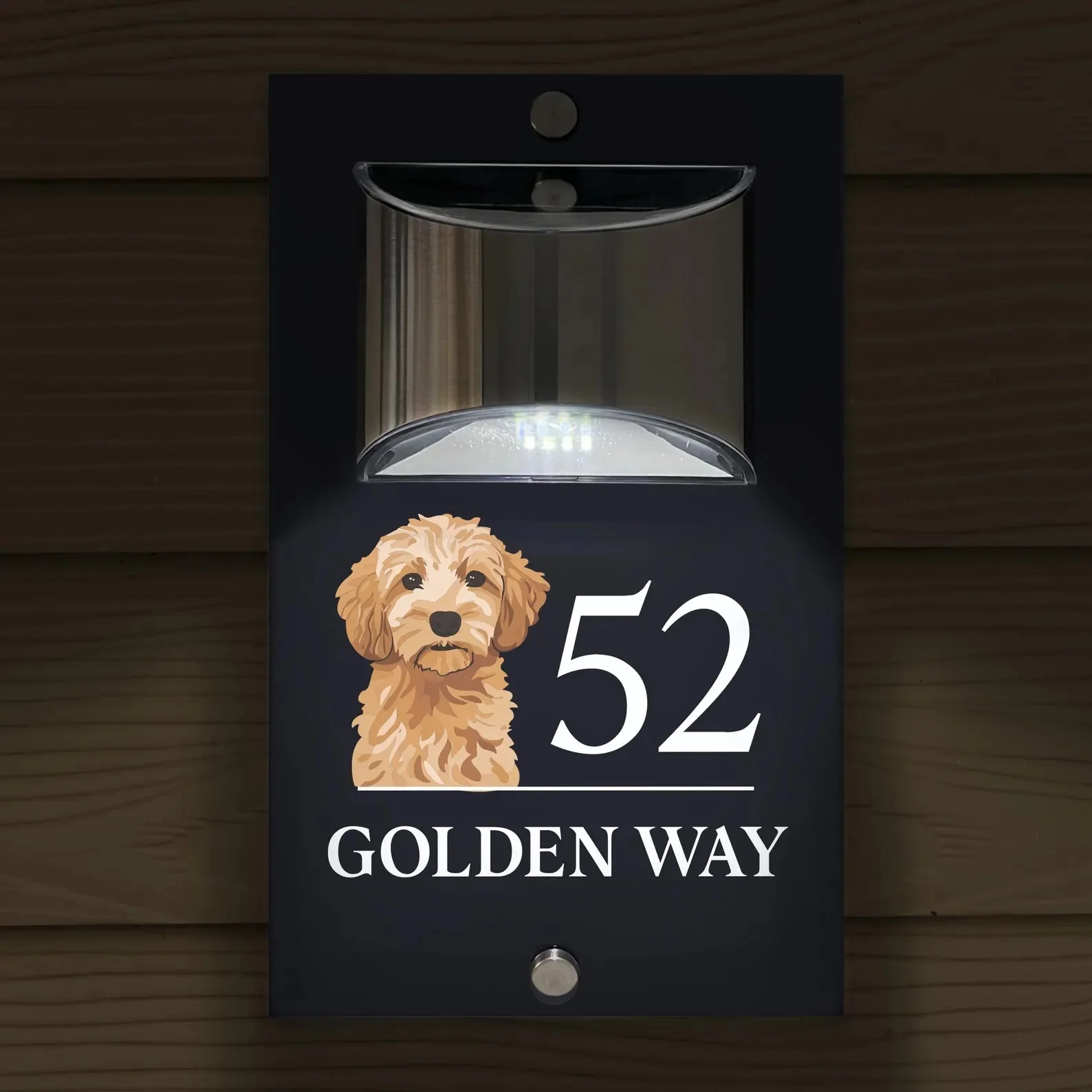 placa-de-endereco-personalizada-com-iluminacao-solar-design-de-cao-goldendoodle-em-acrilico-preto-fosco-moderna-com-led-para-porta-externa