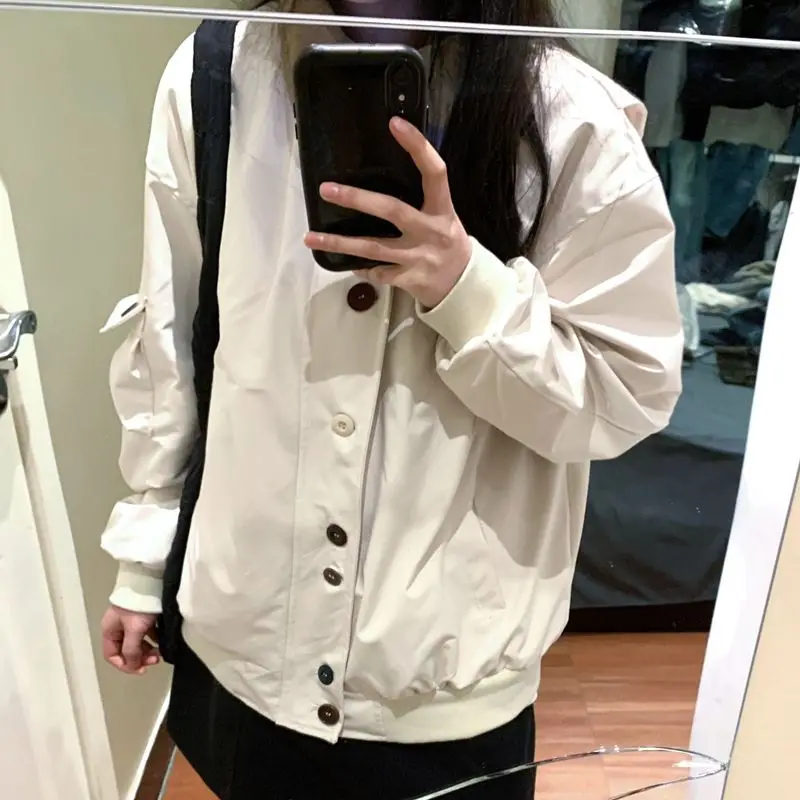 

Женские куртки Элегантная женская ветровка с капюшоном Университетский студенческий стиль с вышивкой и нашивкой Модная верхняя одежда на пуговицах спереди Pure