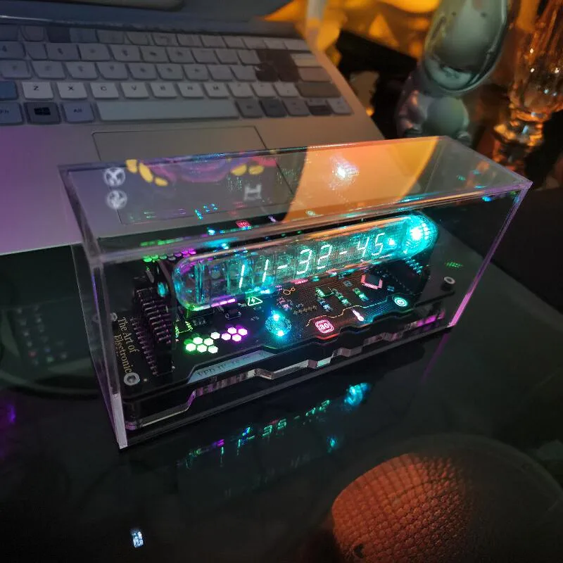 Cyberpunkowy Styl Fluorescencyjny Zegar Rurowy Technologiczny Ozdobny Dynamiczne Oświetlenie RGB Kreatywny Zegar Stołowy Dekoracja na Biurko