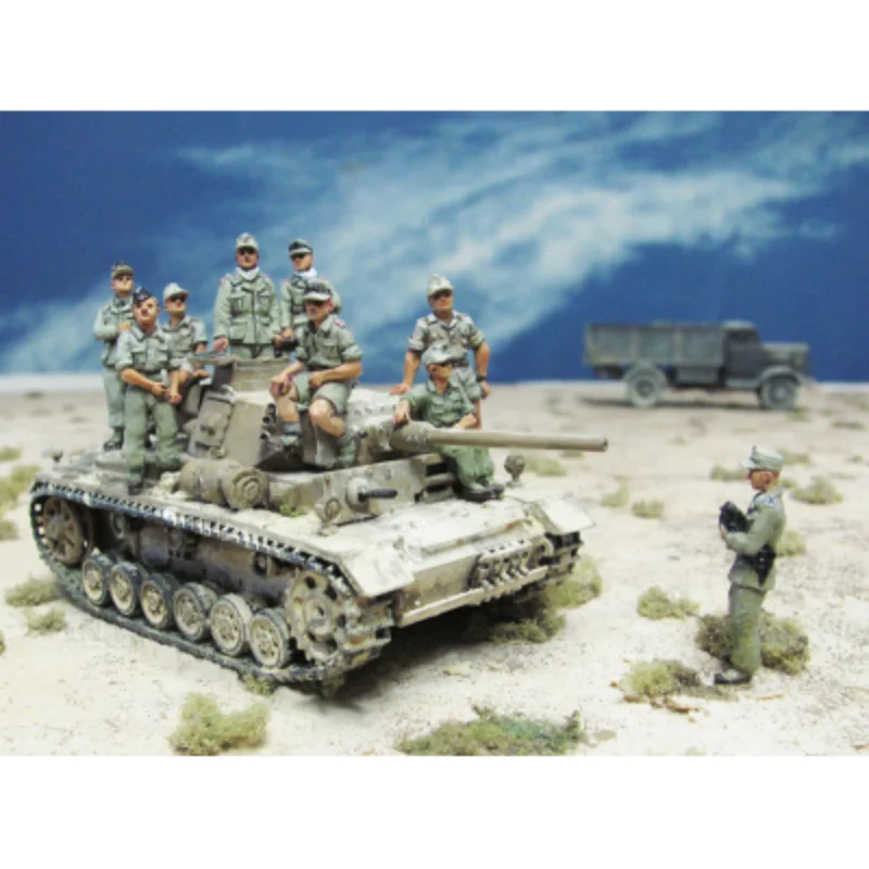 1/72 Scale Resin Figure Model Kit  Military  Tank Crew Relaxed 8 People (without Tank) Unassembled and Unpainted