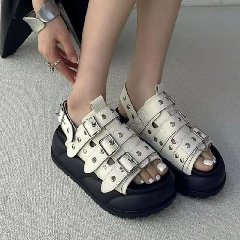 

Сандалии на толстой подошве, новинка 2023 года, уличная летняя модная универсальная пляжная обувь с бисквитом, дышащая удобная обувь с металлической пряжкой