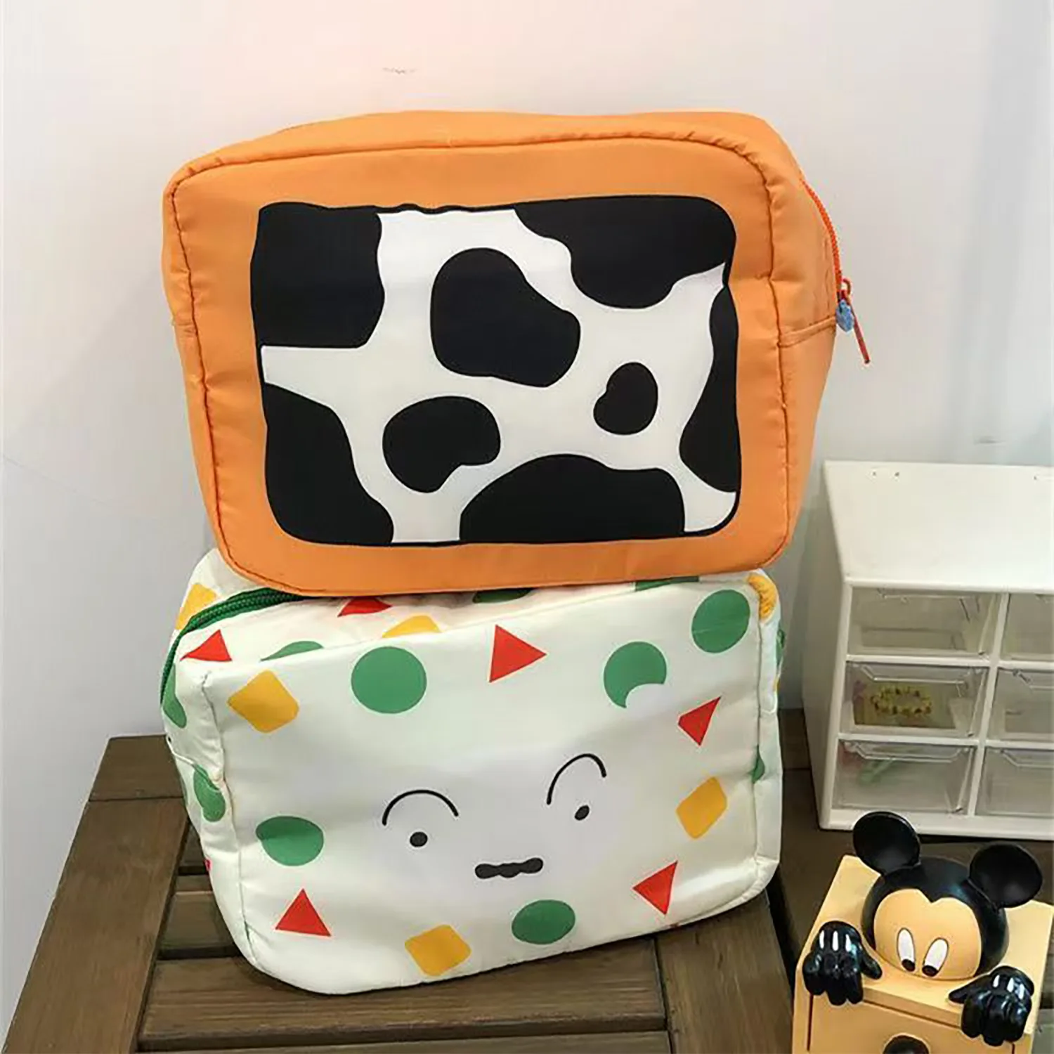 لطيف تلوين شين تشان حقيبة مستحضرات تجميل المحمولة الكرتون السفر أدوات الزينة حقيبة ذات سعة كبيرة حقيبة تخزين مطبوعة عصرية