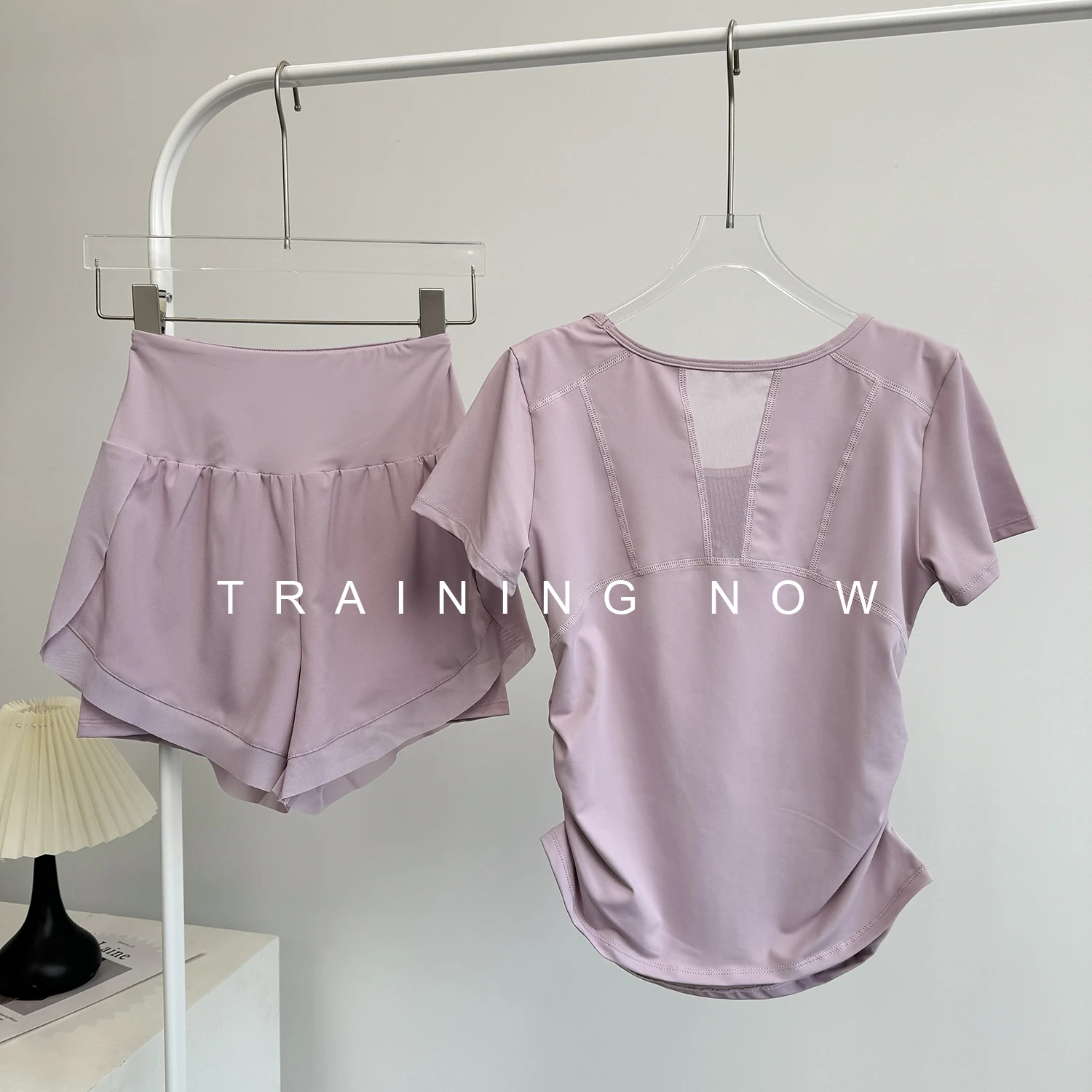Traje deportivo para correr para mujer en verano, pantalones cortos finos de bádminton, top de secado rápido para fitness, traje de yoga para correr por la mañana, sentido de alta gama