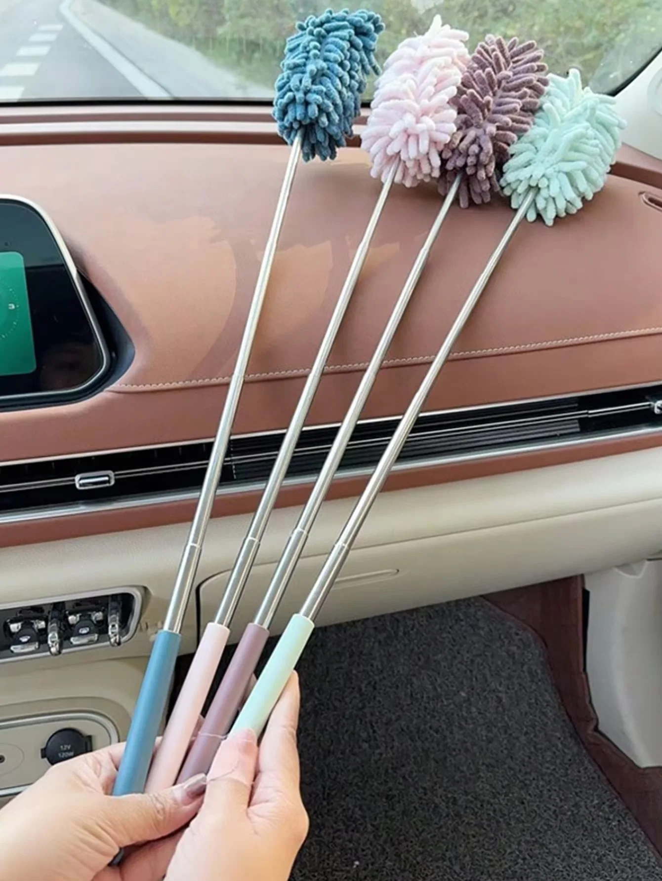 Mini Car Dust Brush, a Retractable and Flexible Microfiber Dust Removal Tool, Suitable for Home and Car Interior Cleaning.