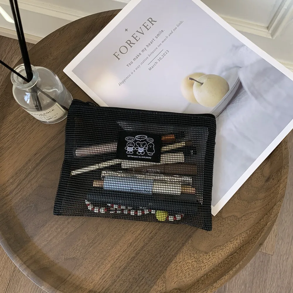 حقيبة مكياج شبكية خفيفة الوزن محمولة مجوفة للسفر وجيوب أدوات الزينة شفافة ذات سعة كبيرة وسحاب أحمر الشفاه