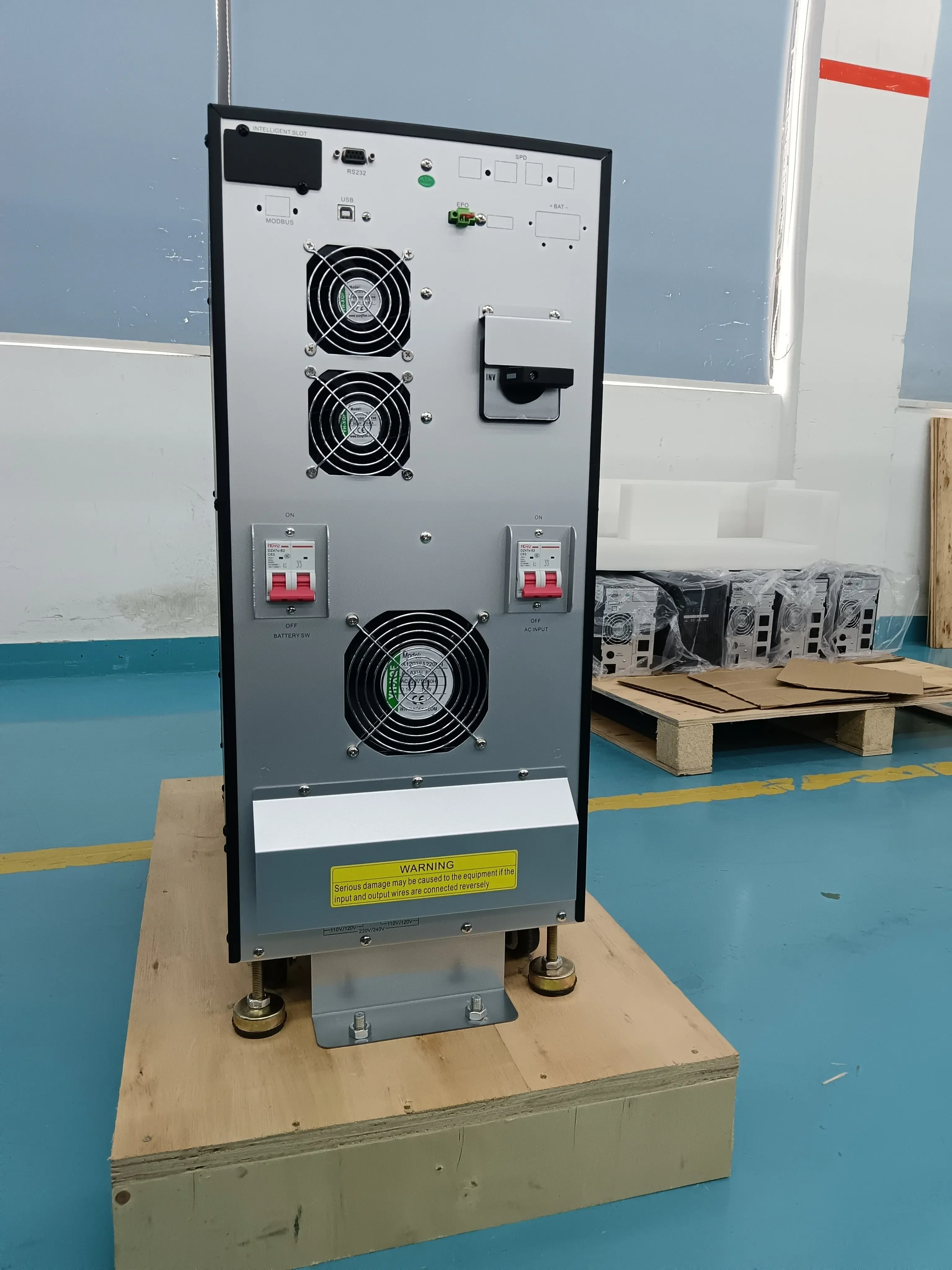 10KVA عالية التردد من نوع البرج UPS مخرج مزدوج الطور مع محول عزل مدمج لإمدادات الطاقة المستقرة