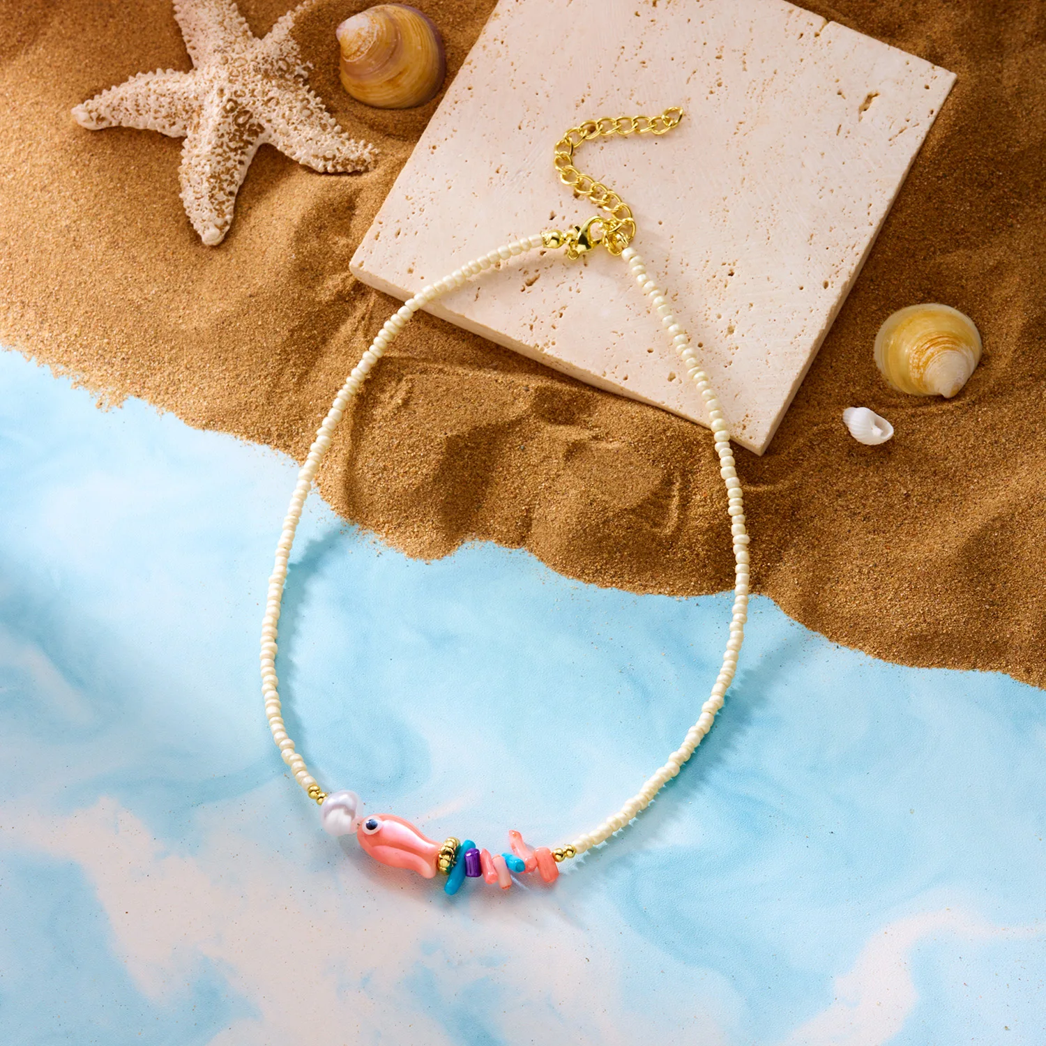 Boho Weiße Reisperlen-Halskette für Frauen Niedlicher Fisch-Imitationsperlen-Anhänger Bunter Choker Sommer Strand Y2K Halsschmuck Geschenk – Detail 5