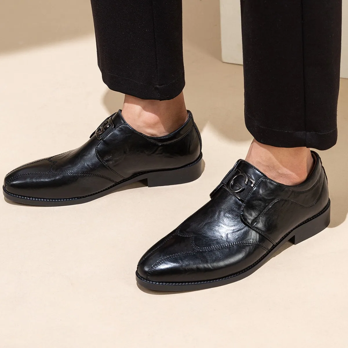 Men's casual business foot set 2026 new embroidered pointed leather shoes with hand grip pattern and wrinkled craftsmanship
