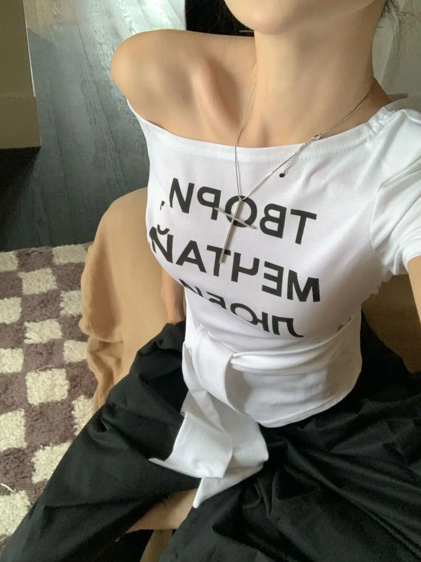 Damen Sommer T-Shirt mit Buchstaben-Print, One-Shoulder, Kurzarm, Slim-Fit Top, Mädchen Kurzes Studenten-Basisshirt, Lässiges T-Shirt für Frauen – Detail 4