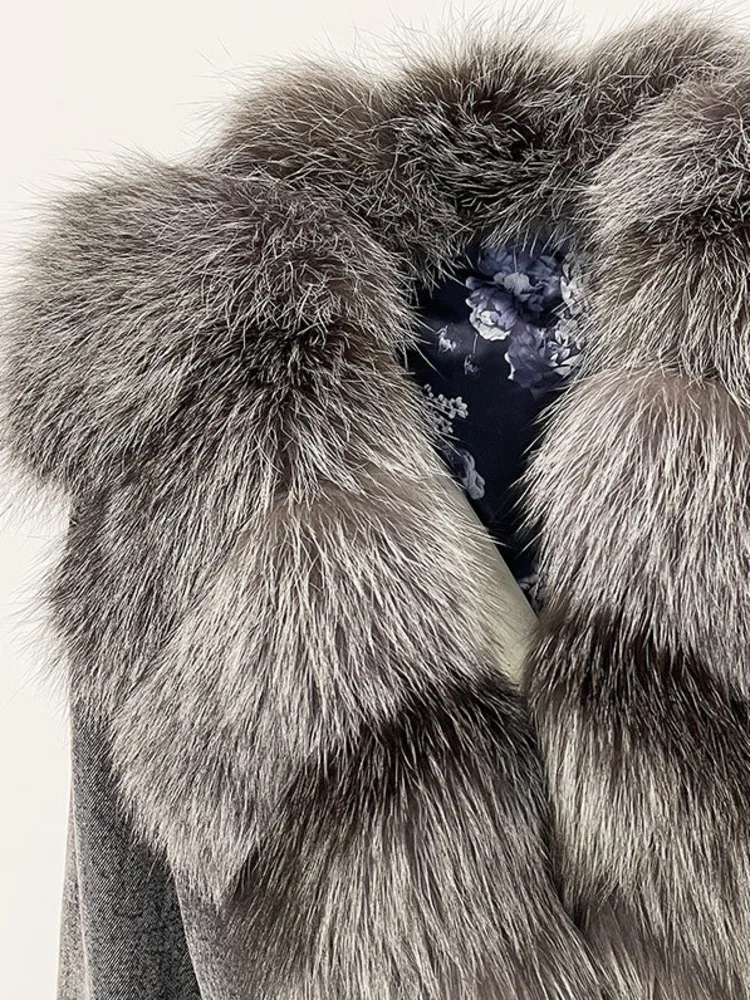 سترة ZMEENNA من قماش الدنيم الرمادي المتعثر للنساء مع ياقة من الفرو الفضي الفاخر ملابس خارجية شتوية أنيقة ودافئة ZM3400