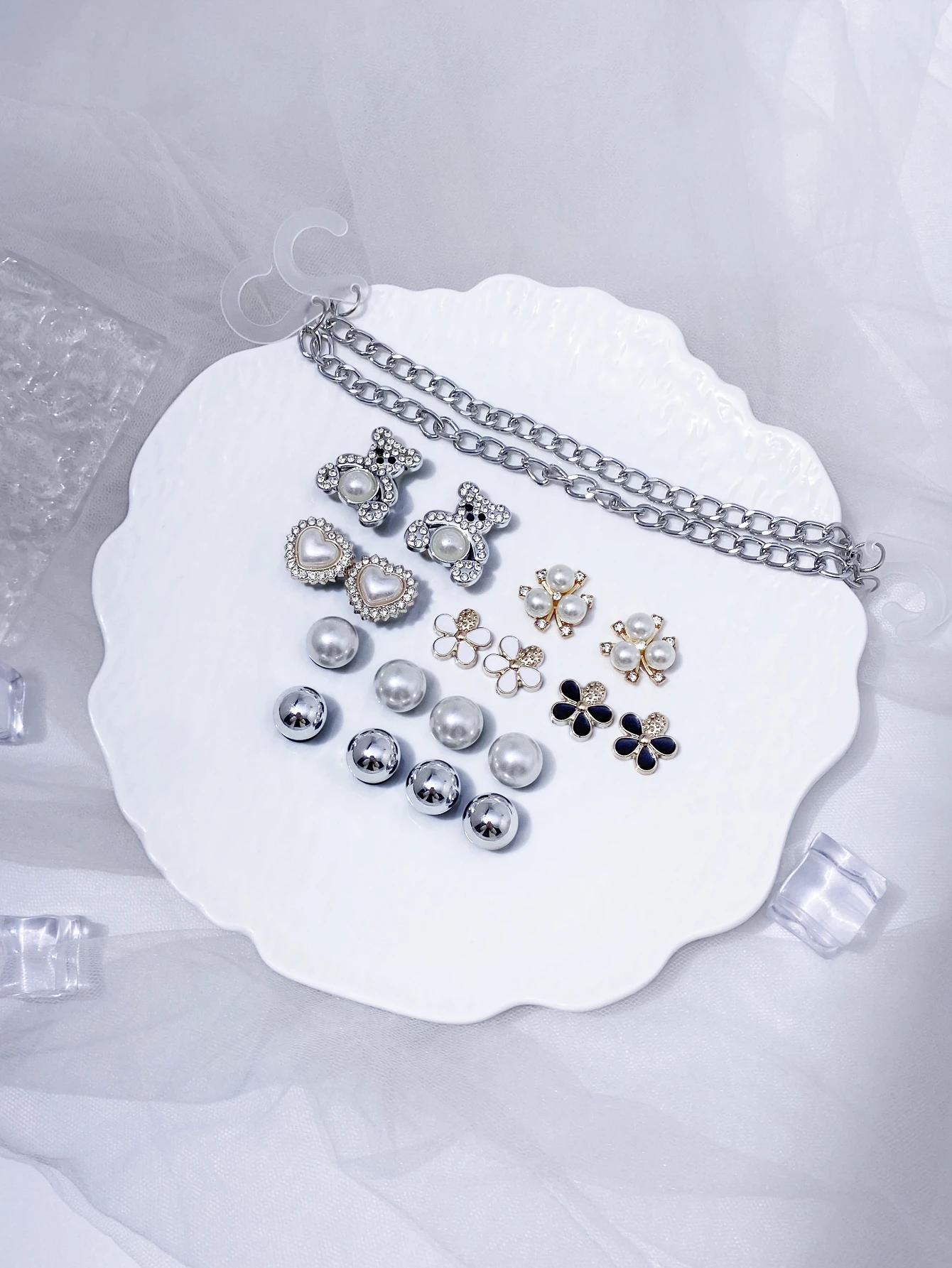 

20 pieces of silver ABS diamond bear, white flowers, ABS diamond flower shoe clasp, silver chain DIY decoration, suitable for wo