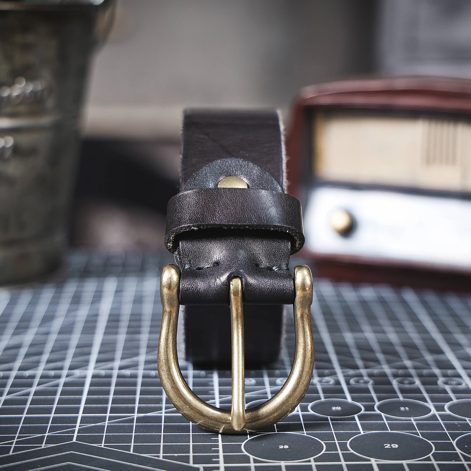 Vintage Echtleder-Herrengürtel mit Kupferschnalle, Handgefertigter Casual-Gürtel mit Geschenkbox, Verstärktes Oberleder aus Italien – Detail 23