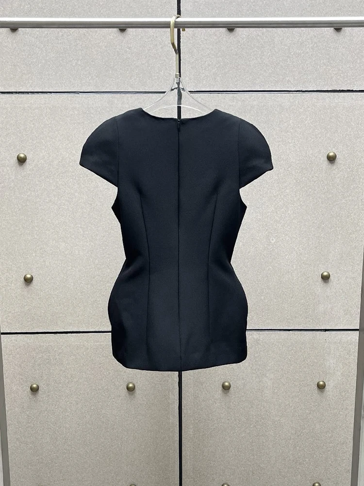 High-quality hourglass-shaped three-dimensional top, 2026 autumn new style black fashionable padded shoulder women's top