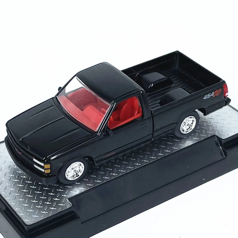 M2 Machines 1/64 1990 C1500SS Die-cast alloy car model collection display child gift