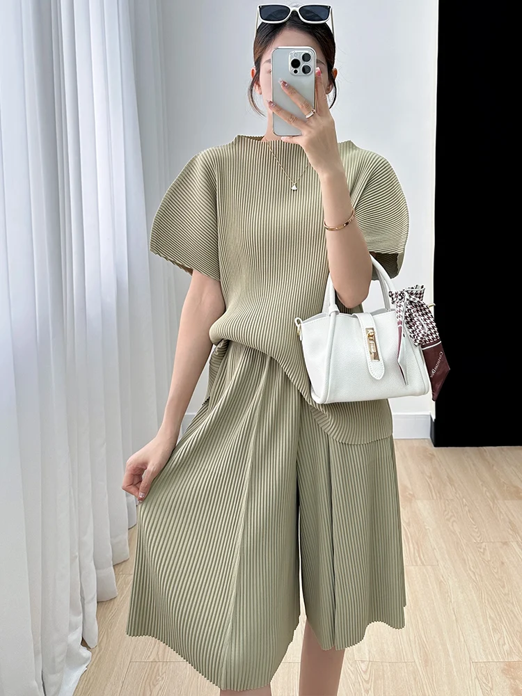 

Miyake pleats summer 2024 thin Korean fashion suit women's two-piece set loose short sleeve five-point wide-leg pants set