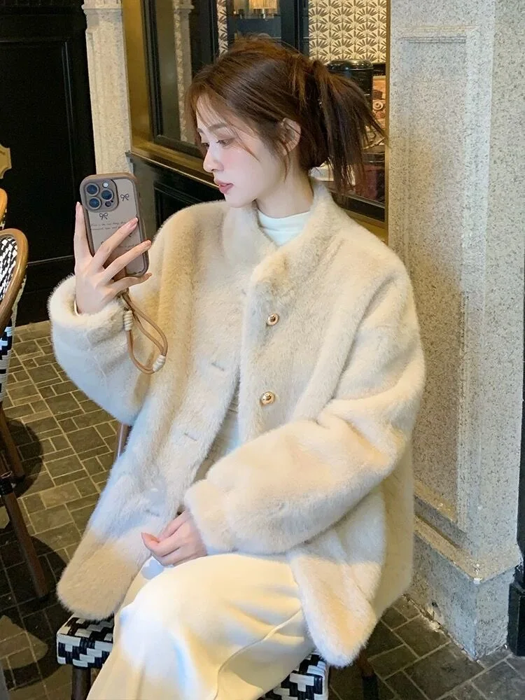 سترة نسائية شتوية من فرو المنك باللون الأبيض الكريمي سترة مبطنة بالفرو الصناعي خالية من القسوة ملابس خارجية قصيرة منفوشة دافئة