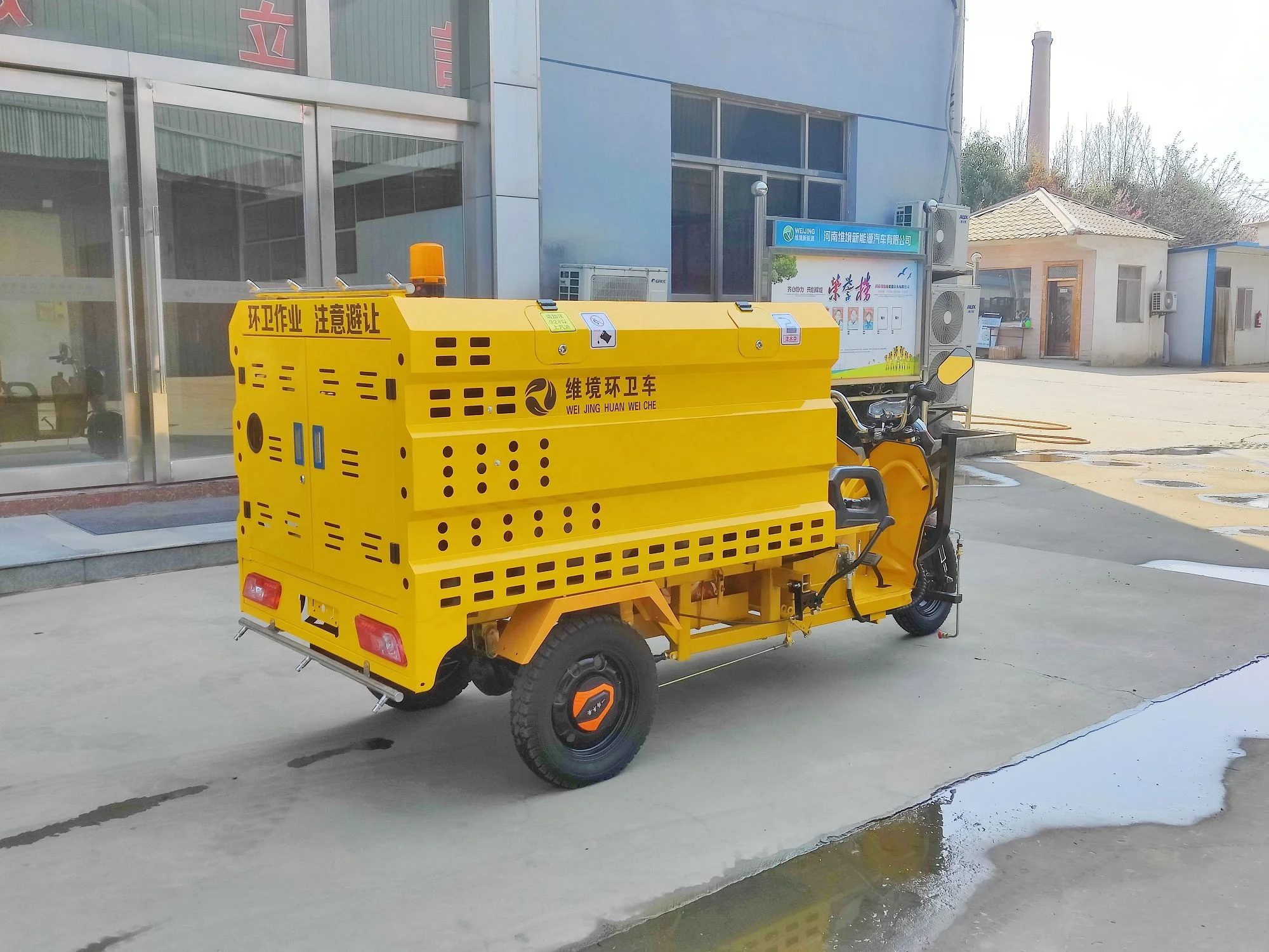 Electric tricycle water sprinkler truck tanker water car municipal works road cleaning garbage truck