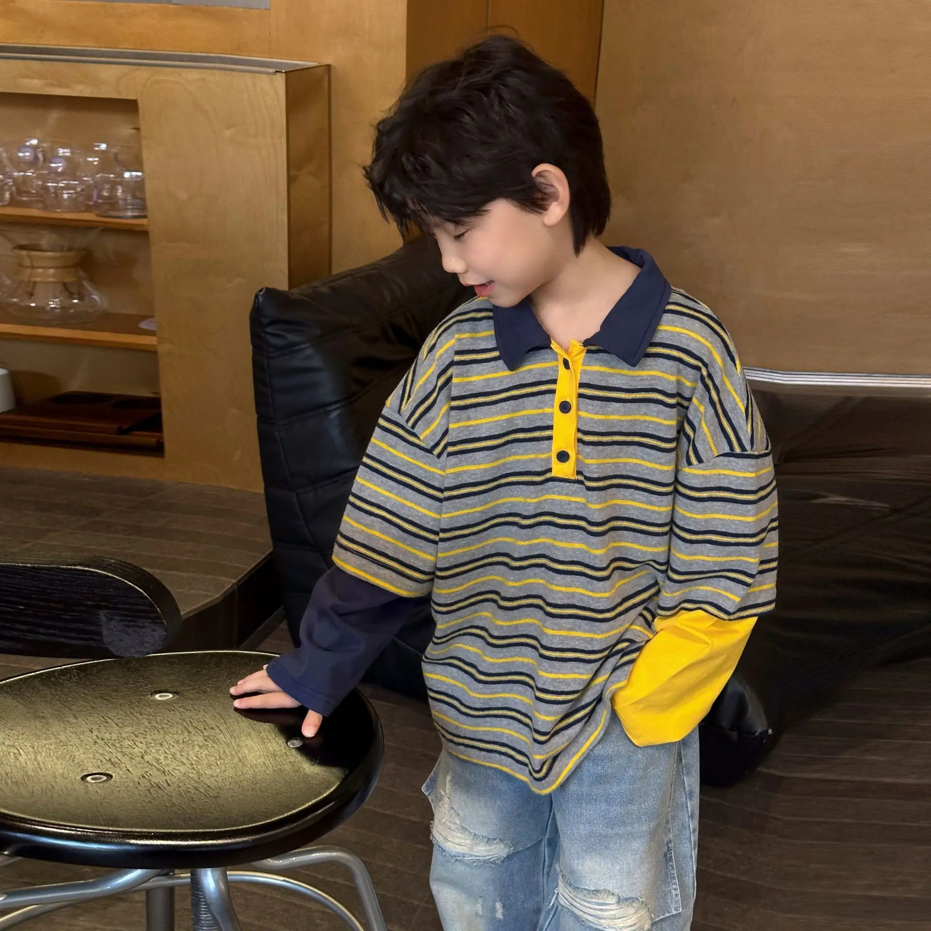 

Детская одежда: Новая весенне-осенняя футболка для мальчиков с длинным рукавом, имитация двухслойности, свободный крой, в полоску, модель 2026 года