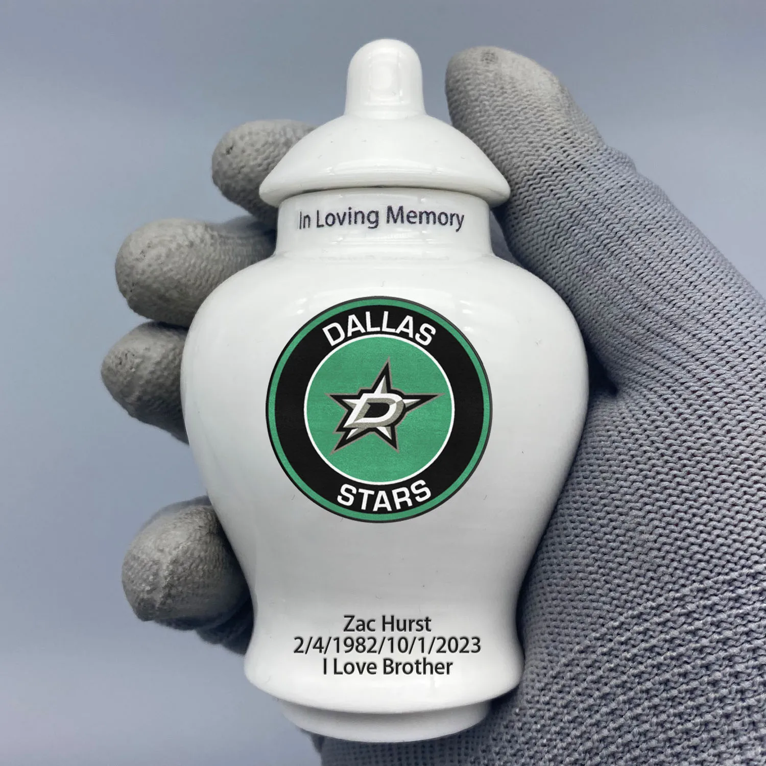 

Mini Urn for Dallas Stars-Hockey themed customize Urn.Send me the name/date you want to appear on the urn by Remarks Message