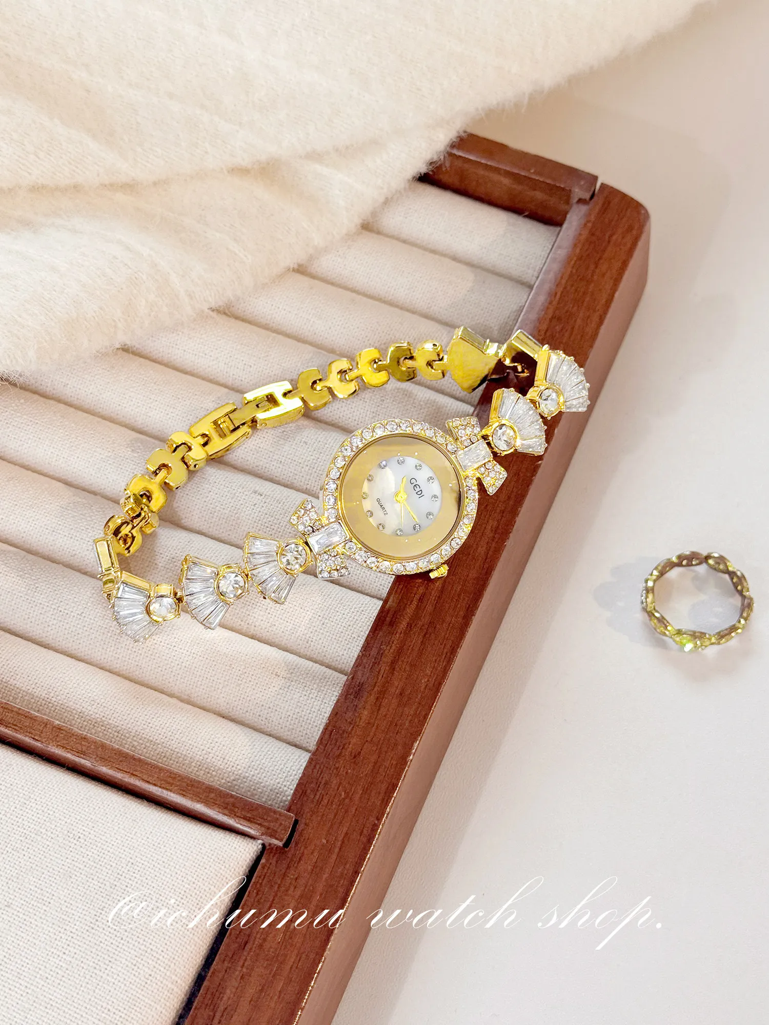 Mermaid Women's Watch Light Luxury Niche Diamond Bracelet Quartz Watch Fashion High-end Gift view 3
