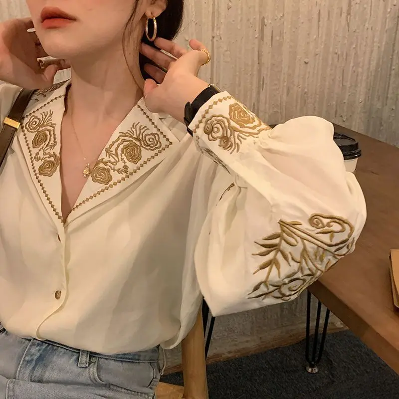 2024 New Spring and Autumn Korean Retro Casual Shirt Lantern Sleeve Flip Collar Printed Embroidered Splicing Women\'s Shirt Top