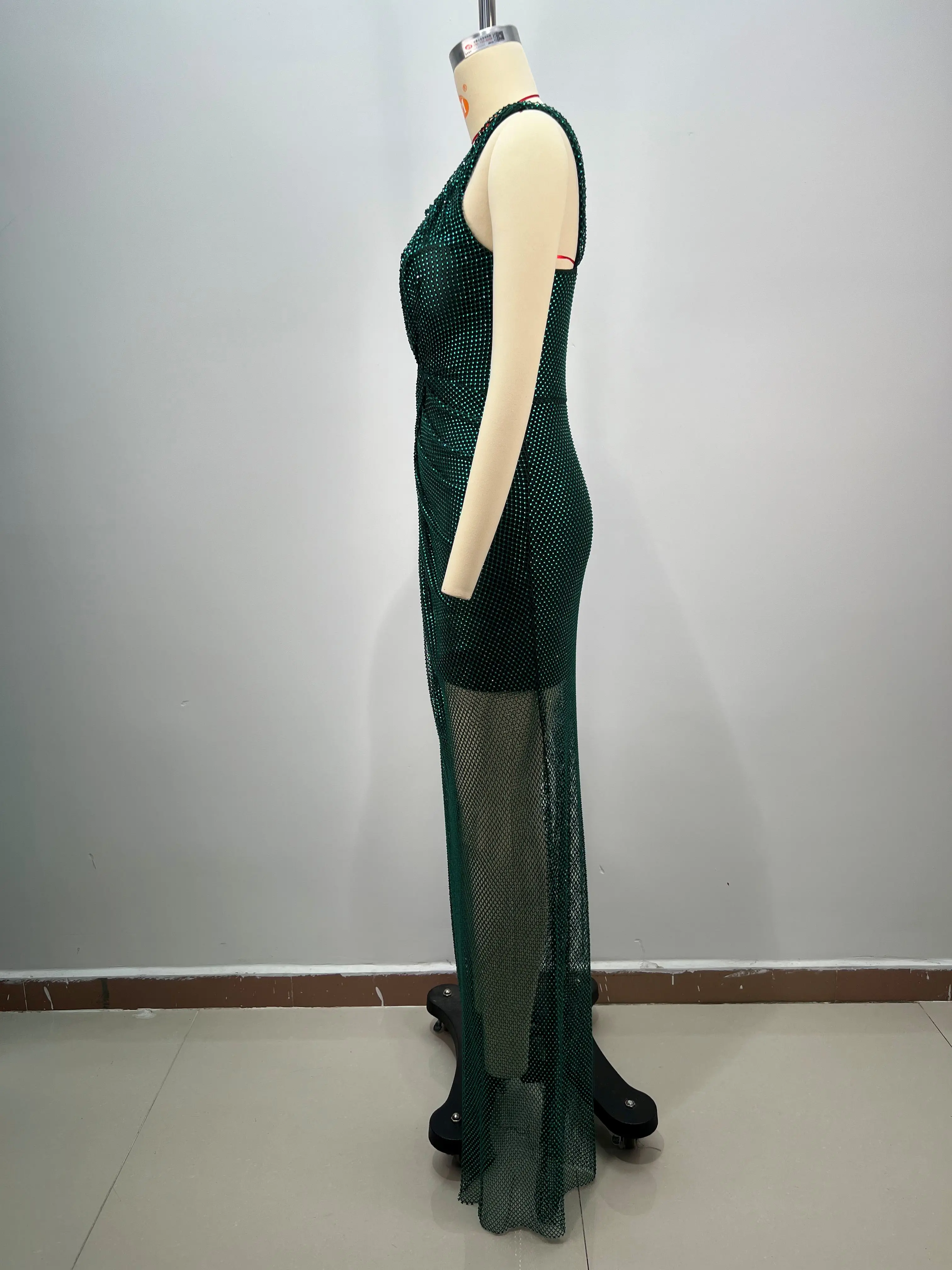 Abito da donna con fasciatura asimmetrica con paillettes verde scuro Abito da sera a sirena con cut-out incrociato sul retro Abito da festa formale in tulle trasparente