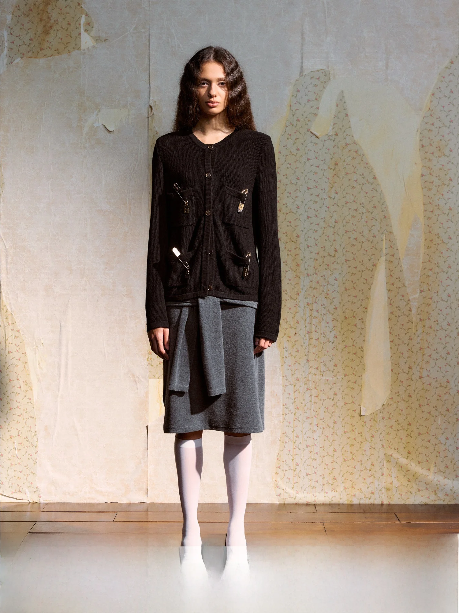 

Вязаный кардиган DUE E CHEN для женщин, с длинными рукавами, на пуговицах, повседневный, модный, с брелоком-подвеской и накладками на плечи