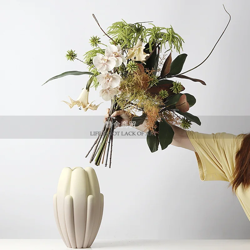 Medieval wabi-sabi wind resin petal vase flower arrangement hotel sales office coffee table art flower ware floral ornament