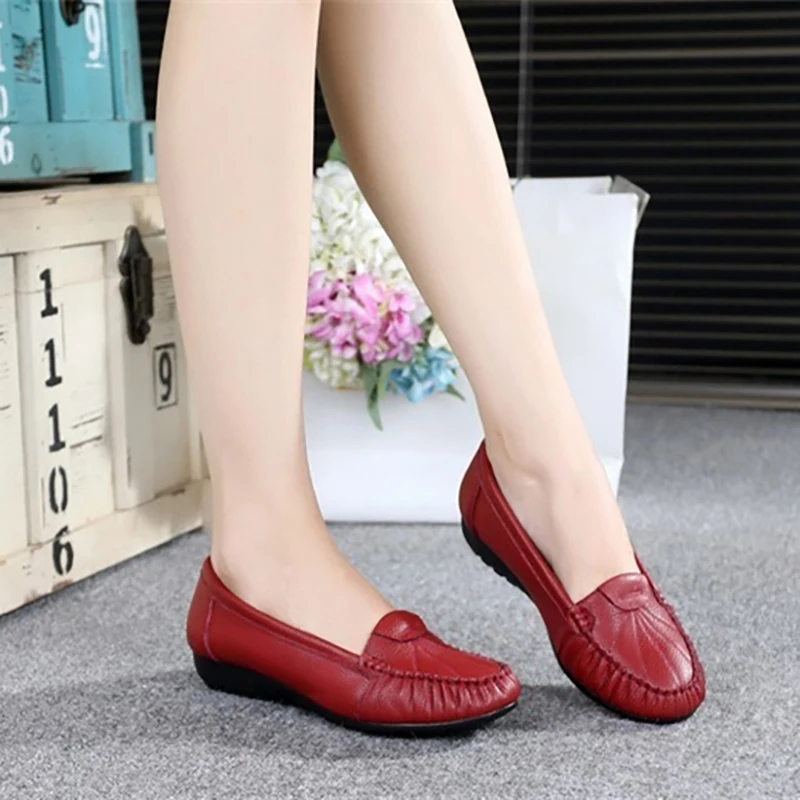 TRAF zapatos planos de piel sintética roja para mujer, sandalias de punta cerrada con cabeza redonda de primavera, zapatos elegantes Vintage de oficina para mujer a la moda