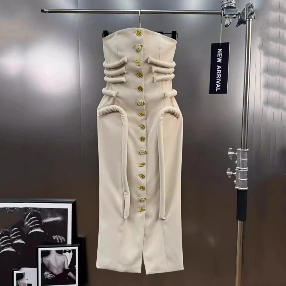 Seksowna i ekskluzywna sukienka bez ramiączek na jesień i zimę 2025, nowa sukienka z metalowymi guzikami, trójwymiarowe łączenia, podkreślająca figurę.