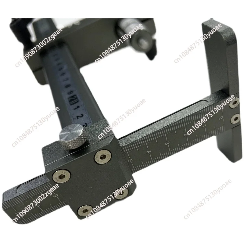 

Highway driver's head turning height angle left-right symmetrical adjustment tool