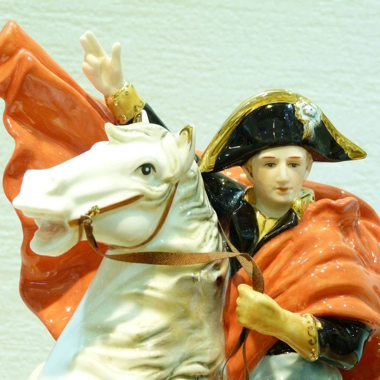 الحرف اليدوية الخزفية الأوروبية عالية الجودة مكتب سطح المكتب غرفة المعيشة مدخل خزانة الشاشة زخرفة الملحقات نابليون #3