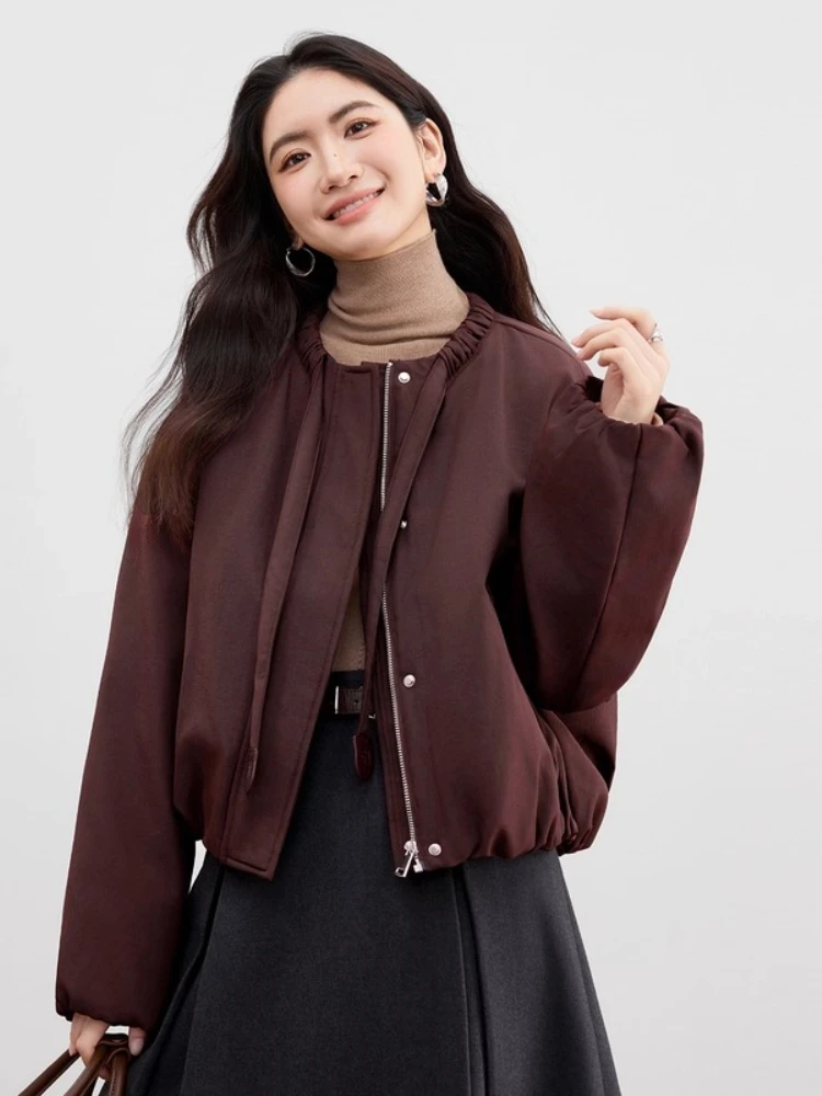 سترة نسائية قصيرة من SENTUBILA موضة شتاء 2025 معاطف جديدة فضفاضة برقبة دائرية وسحاب للجيب ملابس خارجية أنيقة للتنقل W54YC2031