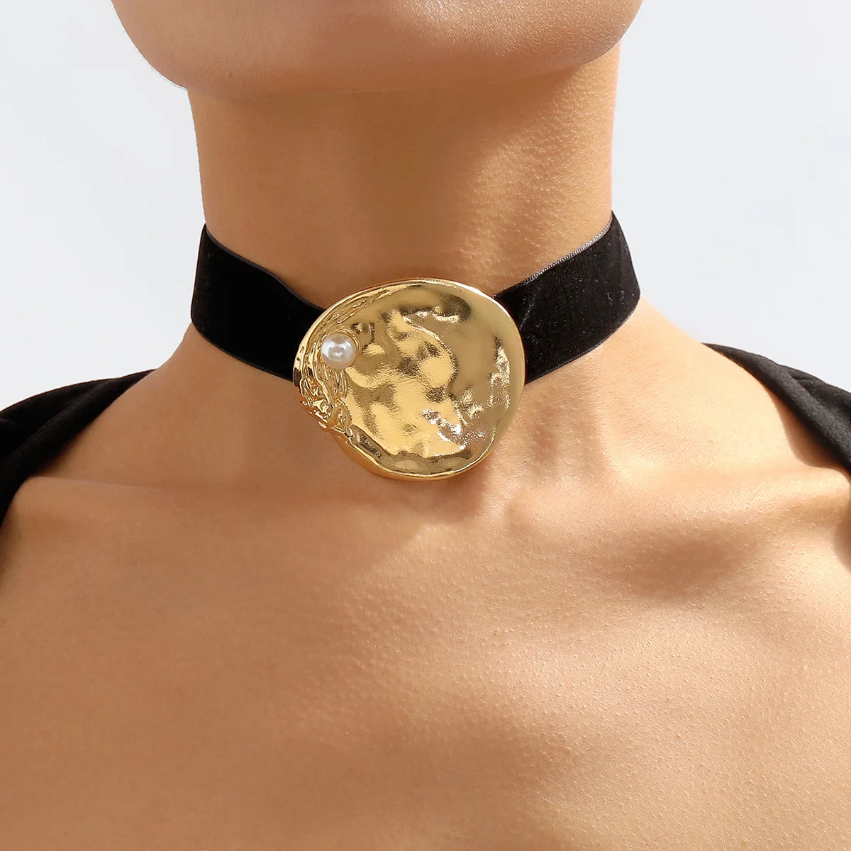 Vintage Round Black Velvet Choker Necklace For Women Fashion Elegant Ms Charming Sexy Jewelry Party Accessoris New Gift