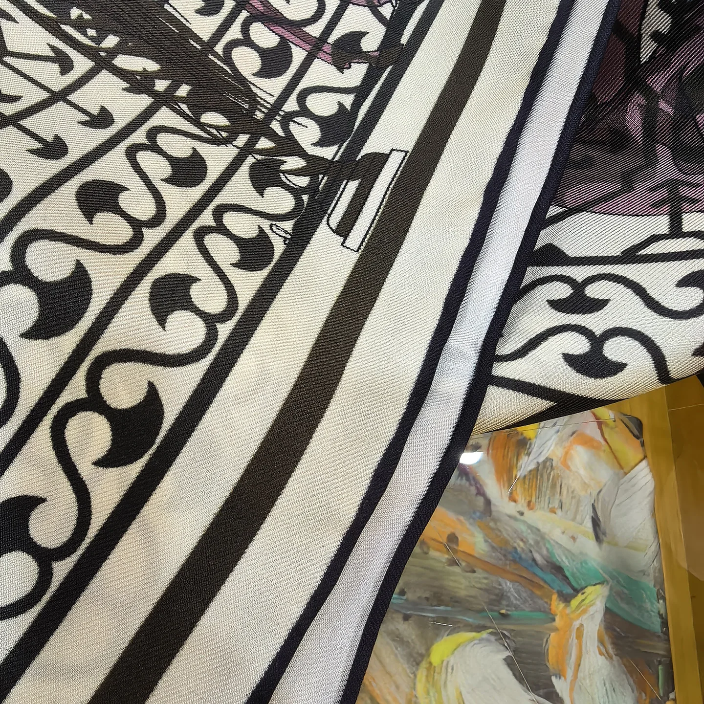 High-end Elegant Women's Exquisite Retro British Style Horse Print Quality 14MM Twill Silk Hand-rolled Edge Large Square Scarf