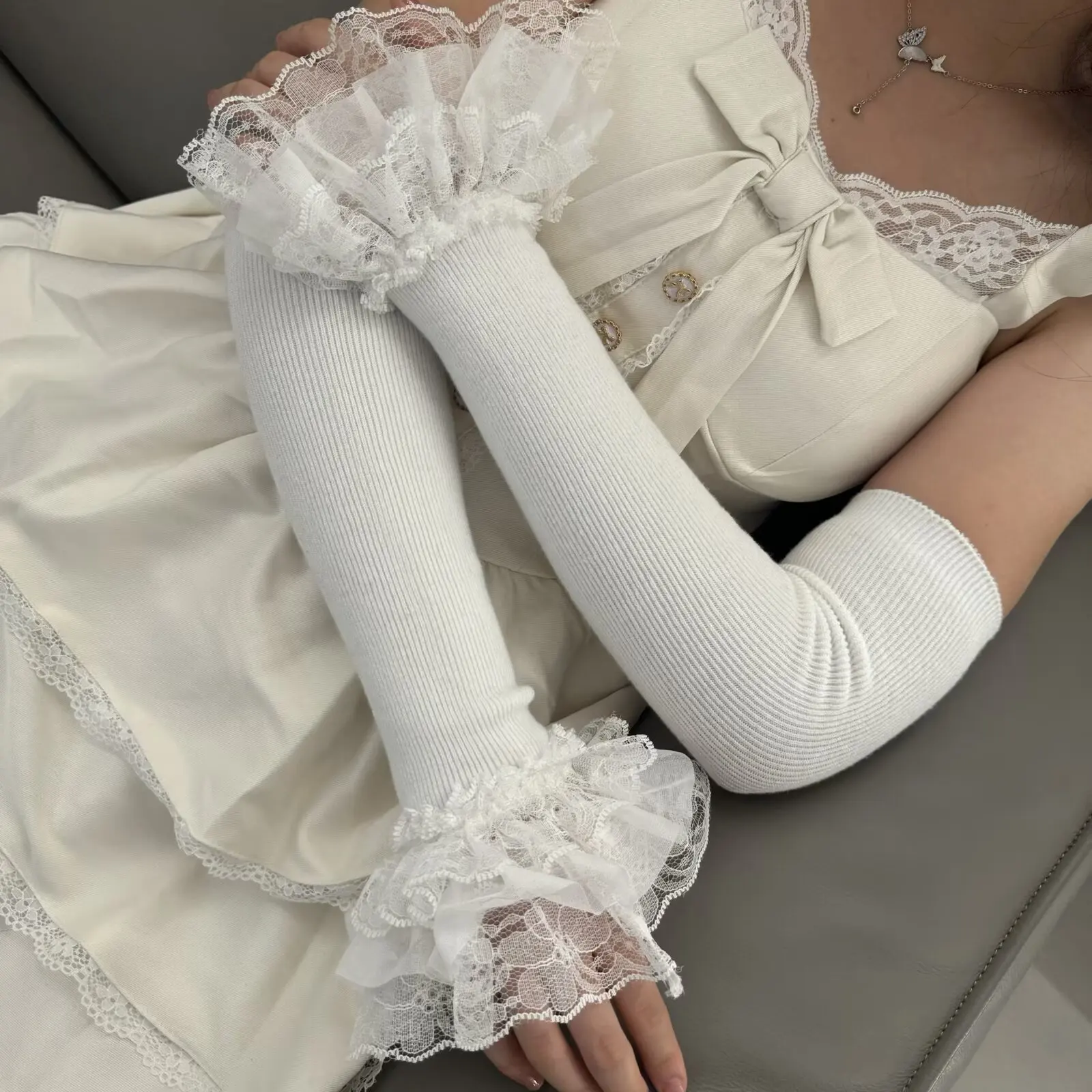 

Новинка осени и зимы: длинные рукава-перчатки с кружевной отделкой для девочек, согревающие и скрывающие фигуру