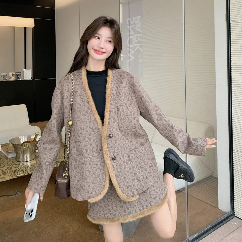 Simple and small fragrant style two-piece set winter 2025 new down inner lining leopard print jacket+ casual short skirt