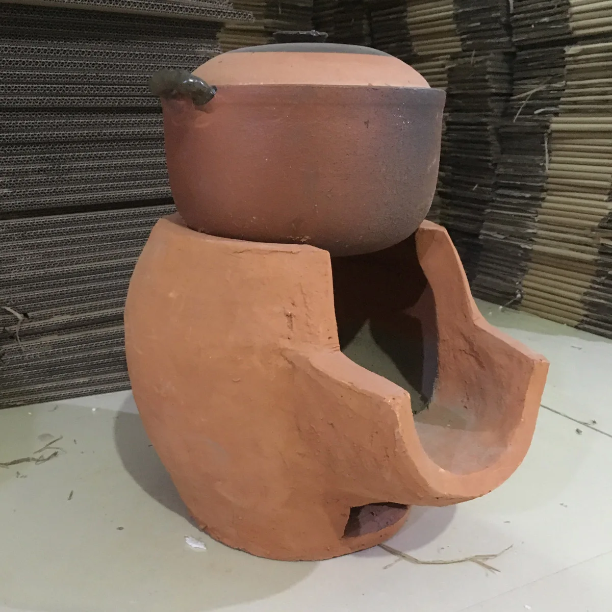 Ręcznie robione drewno na ognisko, piec z gliny, duszenie warzyw w restauracji z ziemi, gotowanie warzyw na wolnym ogniu, piec na węgiel drzewny, piec do gotowania hot pot, nostalgiczna zastawa stołowa.