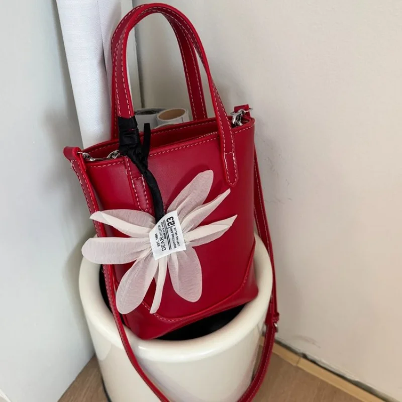 

Women's Messenger Bag Made Of Quality Leather With Elegant Classic Style And Trendy Design For Commuter Use​