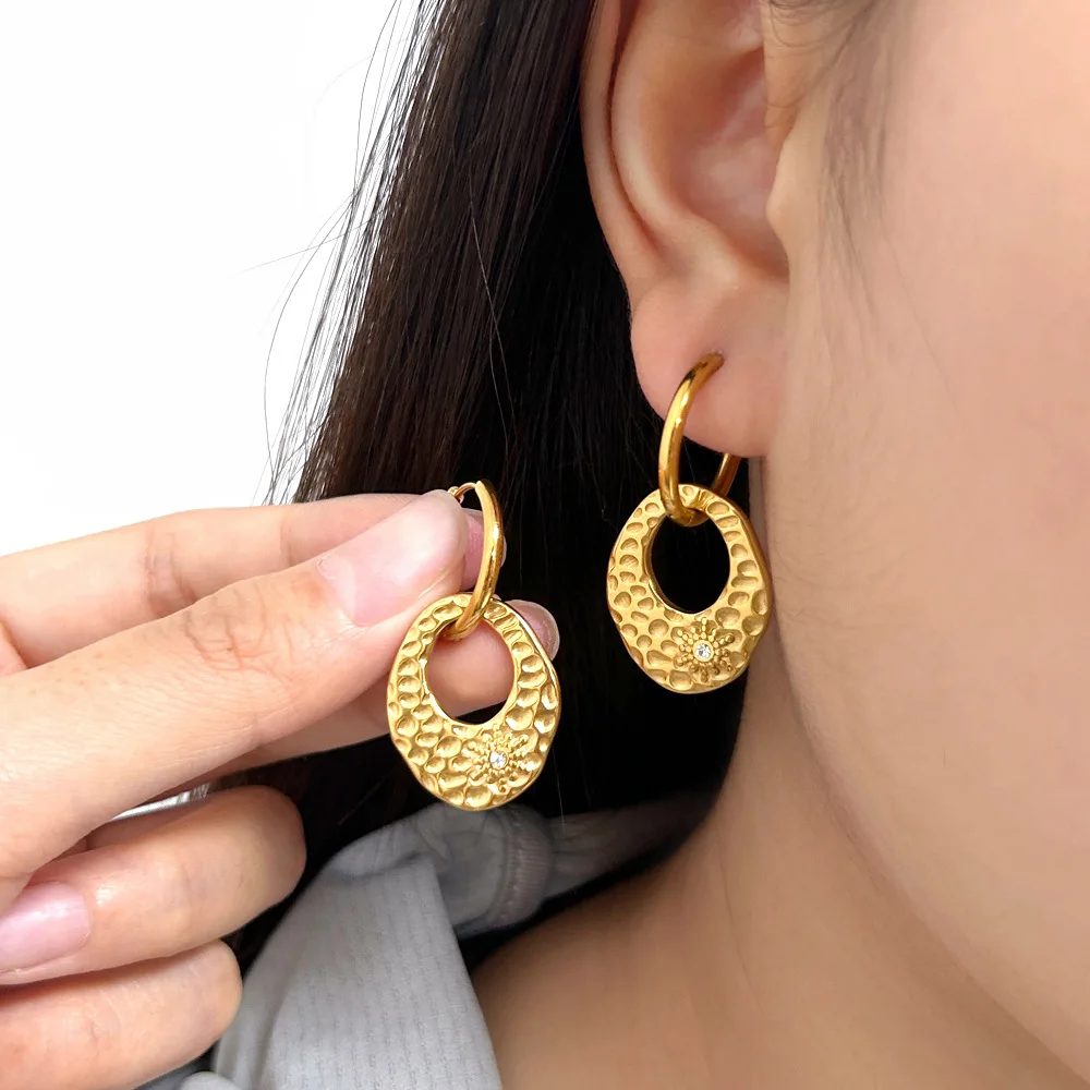 DIY accessories High-end exaggerated stainless steel earrings, women's niche design, heart-shaped hollow zircon stud earrings, t