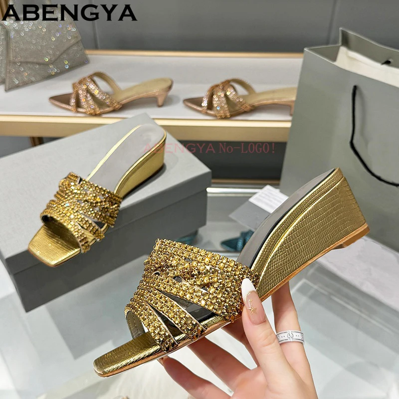 Luxuriöse Keilabsatz-Sandalen mit Kristallen für Damen, Eckige Zehenpartie, Sommer-Slides, Hochhackige Abendschuhe für Frauen, Pantoletten 2026
