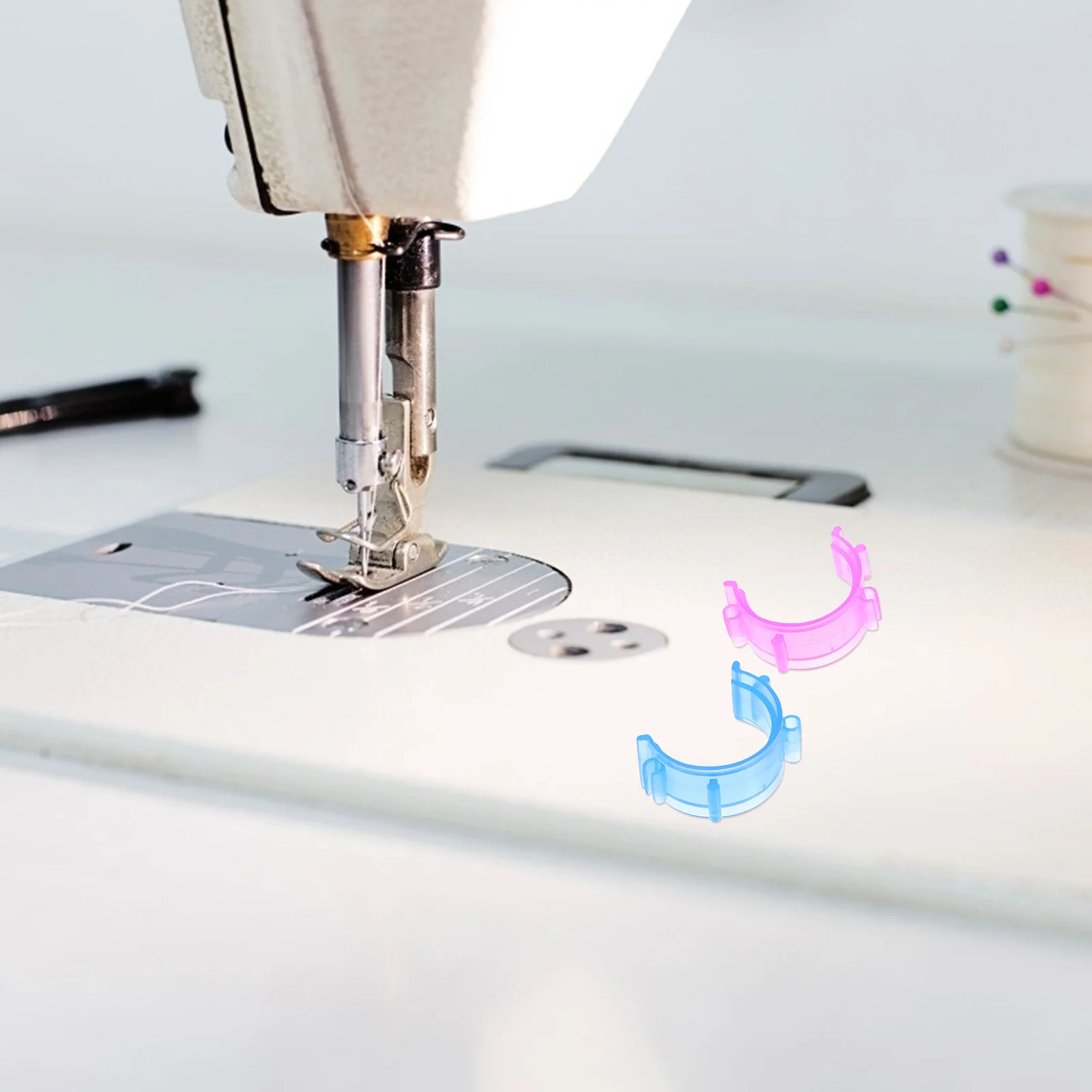 

100pcs Bobbin Holder Sewing Thread Organizer Clamp Clip Durable Plastic For Quilting Embroidery Bobbin Clamp Sewing Lovers Gift
